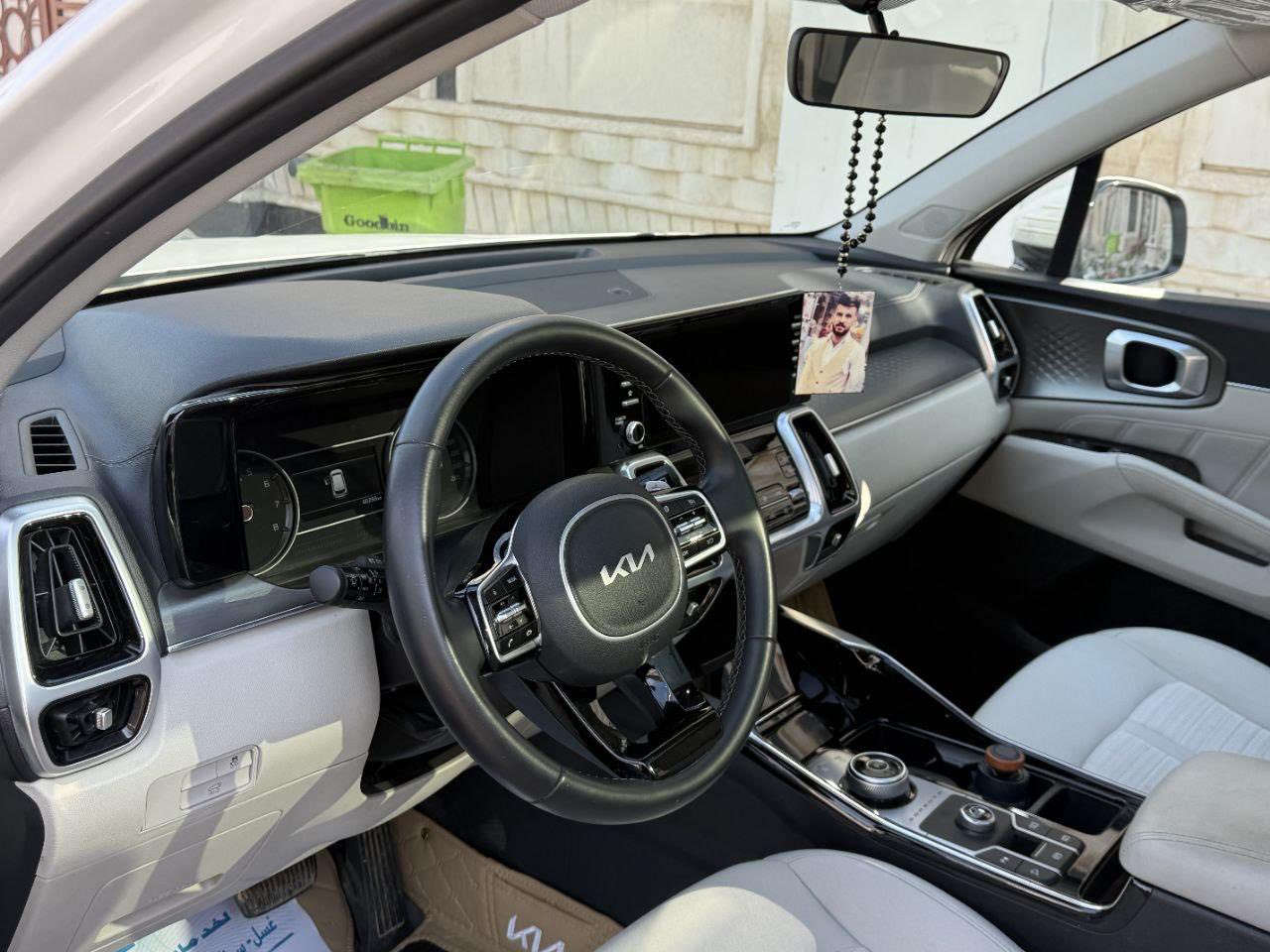 السلام عليكم 
للبيع كيا سورينتو 6  سلندر فل مواصفات
ضمان شركة (نم)
الموديل: 2022
ماشيه 80 الف km
المحرك: 6 سلندر V6 - 3.5 لتر
القوة: حوالي 270 حصان
القير: أوتوماتيك 8 سرعات
عدد المقاعد: 7 ركاب
المواصفات:
• فل مواصفات
* ﻿﻿شاشة كبيرة + نظام ملاحة
* ﻿﻿Apple CarPlay / Android Autc
* ﻿﻿كاميرات + حساسات أمامية وخلفية
* ﻿﻿نظام النقطة العمياء + الحفاظ على المسار
* ﻿﻿مثبت سرعة ذكي
* ﻿﻿مقاعد كهرباء
* ﻿﻿فتحة سقف بانوراما
* ﻿﻿تشغيل بصمة + دخول ذكي
* ﻿﻿إضاءة LED كاملة
* ﻿﻿جنوط رياضية
3) السلامة:
* ﻿﻿ABS - EBD
* ﻿﻿وسائد هوائية متعددة
* ﻿﻿تحكم بالثبات
.
المكان: الفلوجه 
للتواصل ومعرفة التفاصيل والسعر اتصل على :***********
