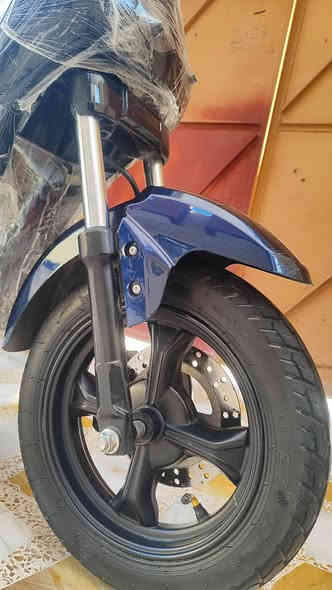 السلام عليكم R9 استعمال شهرين 
السرعة من 50الي 55 حسب الوزن 
4 بطاريات 20 امبير 48 فولط 
الملف 1000واط 
السعر 450 وبي مجال قليل 
*********** بي وتساب
