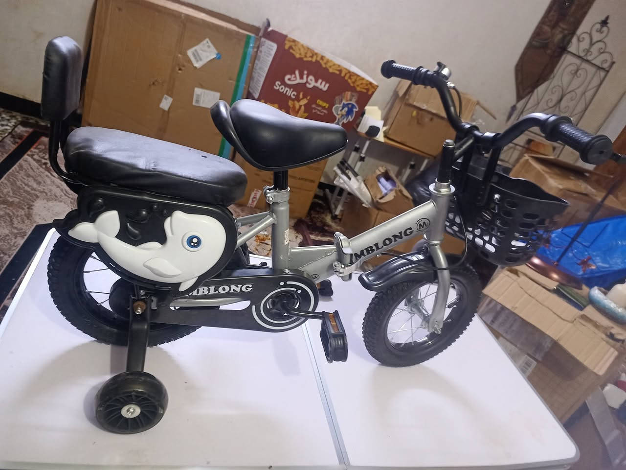 امزون بايسكل امزون دراجة أطفال من العلامة التجارية MBLONG، وهي مصممة لتكون قابلة للطي وسهلة النقل. 
المميزات: تحتوي على عجلات تدريب مضيئة يمكن إزالتها، سلة أمامية، ومقعد قابل لتعديل الارتفاع. 
الأمان: مزودة بإطارات مضادة للانزلاق وفرامل مزدوجة آمنة. 
التصميم: مصنوعة من إطار فولاذي متين وتأتي مع مسند ظهر ومقعد خلفي. 
الاستخدام: مناسبة للأطفال الصغار لتعلم التوازن والثقة أثناء القيادة. 
14انج
خلي سعر وبلعافيه


**إذا كنت صاحب هذا الإعلان وتريد حذفه لأي سبب، رجاءا أرسل رسالة إلى الدعم الفني**