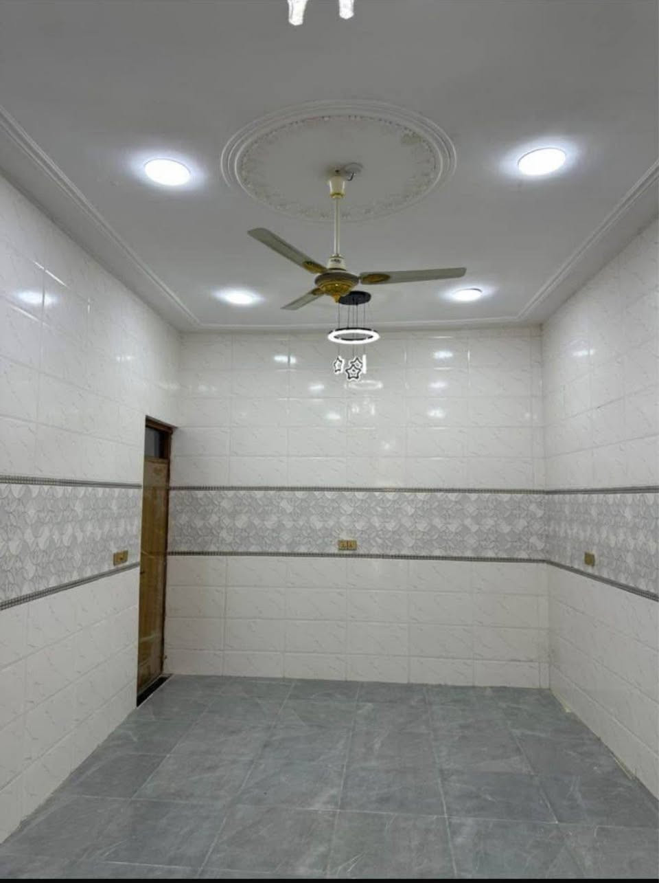 #اسعد_الله_اوقاتكم_بكل_خير⁉️👋🏼

دار سكن للبيع بناء 2025 

للاستفسار تصل

#المساحه 200 متر  على تبليط مباشرتاً شارع 12 متر

#جنس_العقار :: طابو ملك صرف زراعي باسم عراقي سند 25 

#العنوان :: البصره أبي الخصيب محيله قرب سوك محيله 
يبعد عن شارع سايدين 200متر موقع راقي

#يحتوي البيت على ثلاث ٣ غرف منام كبار
و ديوان
و مطبخ و صاله
و مناور عدد 2
و صحيات داخلي وخارجي  و كراج سياره

#البيت جاهز من كلشي تستلم البيت عنده المكاتبه
كامل من مقطوره و كيزر و ماطور
جيب اثاثك و اكعد
و الف عافيه الي ياخذه

جميع الخدمات متوفره ماء كهرباء شارع 12 متر تبليط مباشرتاً غريب على 
#السعر ( 122مليون وبي مجال 
#للاستفسار الاتصا على الهاتف *********** البصرة, العراق
