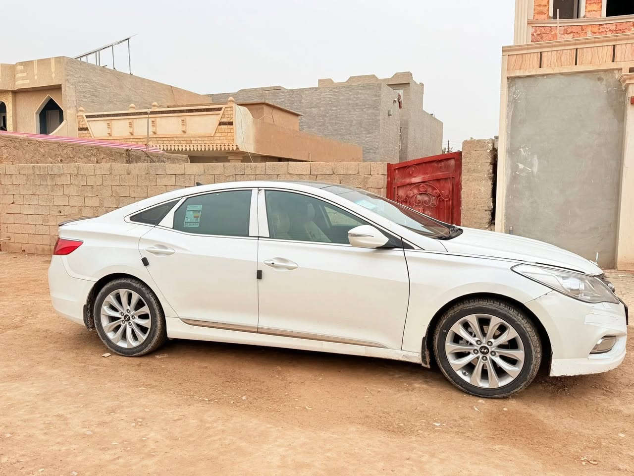 السلام عليكم
ازيرا.للبيع  2014
فول واحد ع واحد 
بيها قطعه جاملغ امامي 
***********
