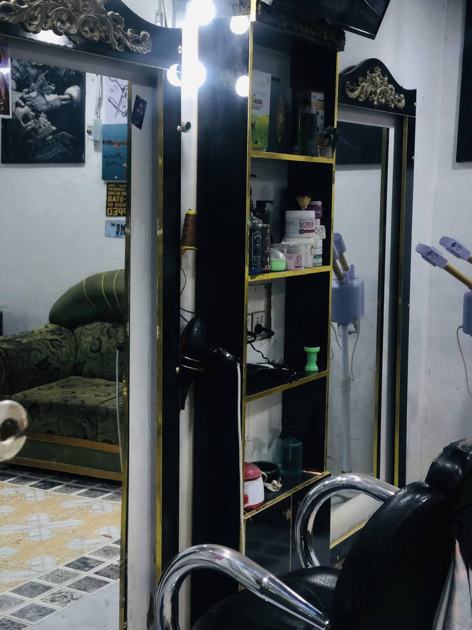 مرايات حلاقه معه ارفوف  نضيفات السعر 150وبي مجال رقم الهاتف ***********
