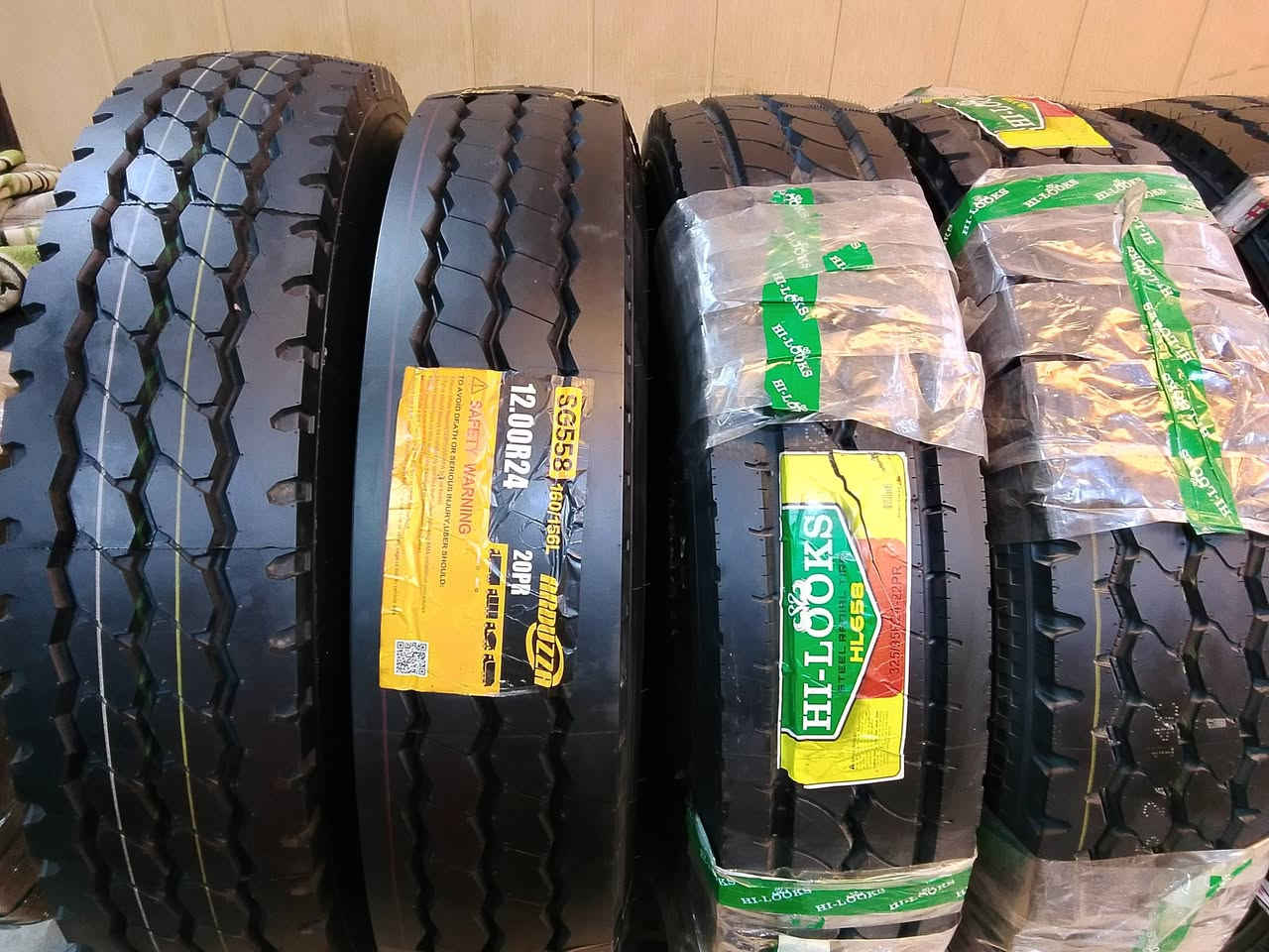 السلام عليكم تعلن شركة لولوة الشارقة الاطارات هايلوكس وزن ثقيل الاطارات اونكس كفاة عالية جودة العنوان بغداد مجمع مشن يوجد توصيل جميع محافظات لتواصل ***********
