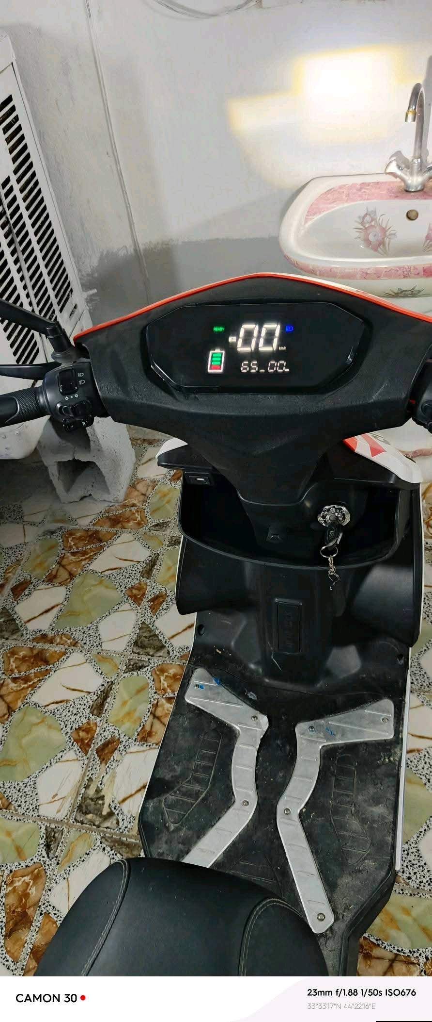 السلام عليكم دراجه #كهربائيه ⚡. شحن 🔋 للبيع. دراجه تشتغل #بصمه و #وسويج  جديده ونضيفه نضافه فول .. سرعة الدراجه 75.. وتمشي بل شحنه الوحده 40 كيلو وبيها منفذ شحن 🔋للتلفون. ولدراجه بيها نضام #البك .. وتمشي 3 سرعات..وبيها مانع #سرقه جهاز انذار وياها شاحنه الاصليه. وجفوف اصليات وخوذه.. السعر 550..وبيها مجال بسيط  العنوان الراشديه القدس/***********