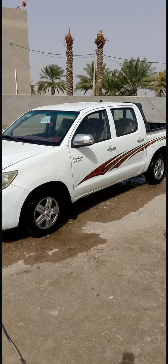 السلام عليكم بيكم هايلوكس 2013 رقم بغداد    بيها جاملغ شوية جوة الباب السعر ١٦١ الرقم للاستفسار ***********
