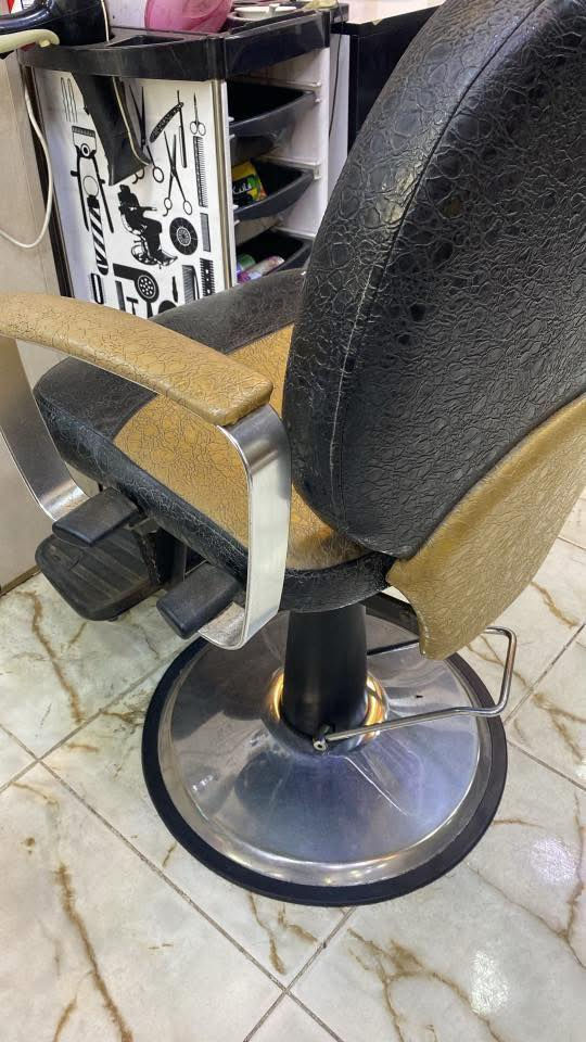 السلام عليكم للبيع كرسي حلاقه نضيف جدا اسود ذهبي السعر رقم التلفون ***********
