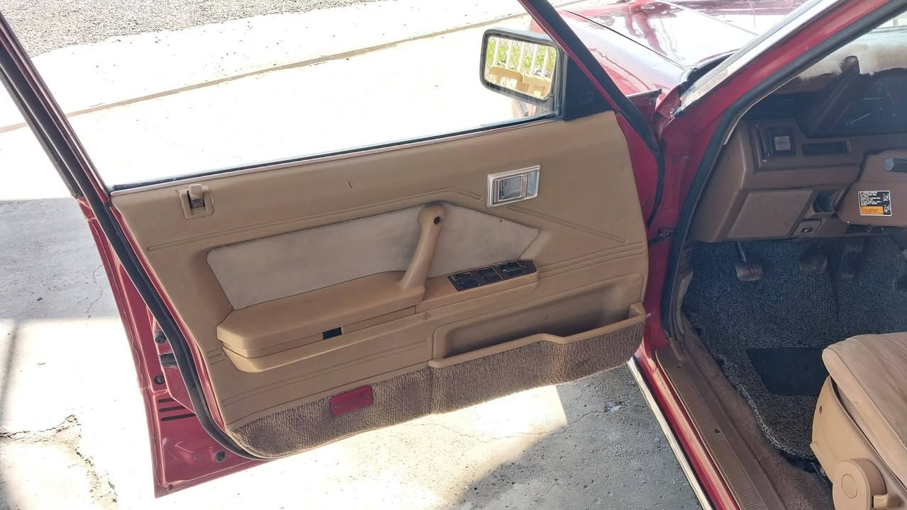 سلام عليكم       السعر 70 ورقه
سوبر موديل 1984
وضع بلادي الشركه 
السياره بدون ضرر او تبديل  او خياسات 
بدون صبغ وبدون تقحيل 
فقط مكانين اصغار صبغ على كد شبر  او اكثر
دواخلها كلها على البلاد 
محرك كير شرط بلادي 
كهربائياتها كلها شغاله 
صدر امامي خلفي جديد 
هزه سنويه جديد بسمي 
عنوان موصل برطله 
رقم للهاتف ***********
***********
