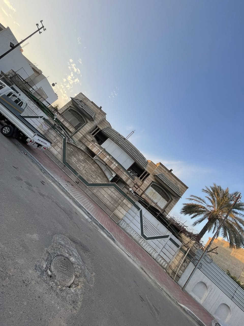 السلام عليكم 

الدار للبيع عقار جيد جدآ صالح للسكن بناء فاخر 

المساحه 630 م الواجهه 20 م 

يحتوي الدار ع كراج عدد 2 و حديقه عدد 2 

صالات عدد 3 خدمات عدد 4 غرف نوم عدد 12 

الدار ممتاز جدآ فارغ 

( عنوان الدار بغداد كرادة مريم خلف وزارة لخارجيه دور السكك) 

                              

                             ⭕️ للأستفسار ⭕️

🌸 مراجعة شركة الشيخ للوساطه العقاريه حصرآ 🌸

الشيخ فلاح الجبوري          *********** 
ابو وسام                               *********** 
احمد الشيخ الجبوري                 ***********

                          📍موقع الشركه 📍

🌺بغداد سبع ابكار لشارع لرئيسي مقابل مطعم مندي لبلام🌺
