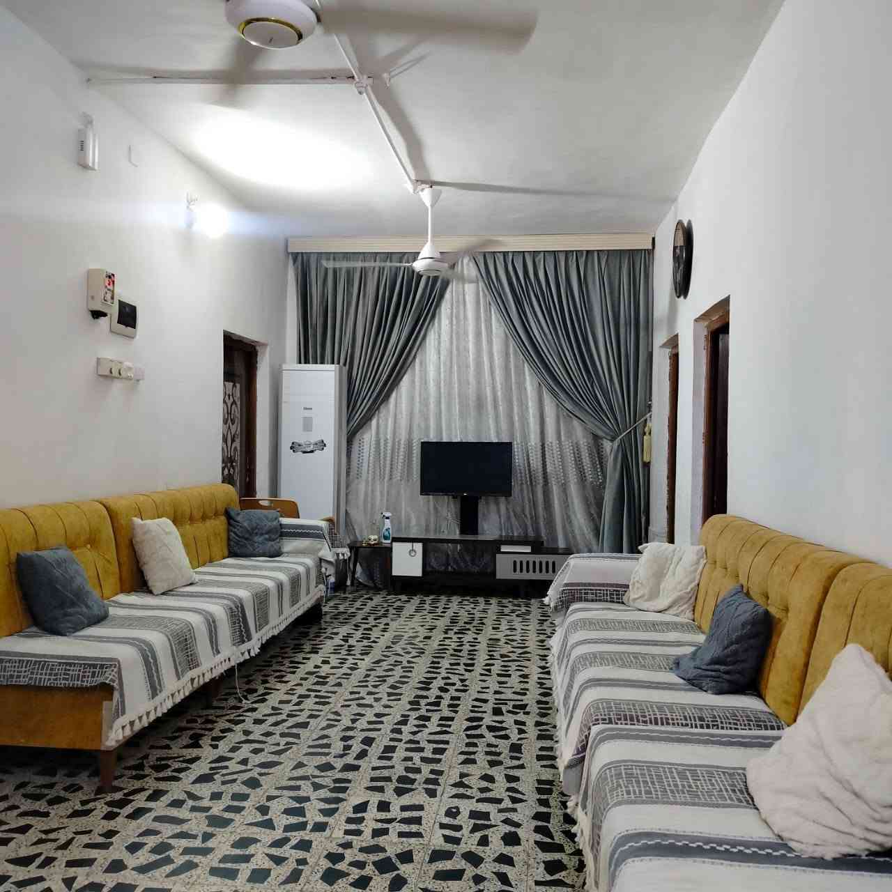 🏡 للبيع – منزل طابو في حي الإعلام
📍 الموقع: حي الإعلام، 

🔹 مواصفات المنزل:

- طابقان.
- الطابق الأرضي:
  - استقبال كبير.
  - غرفتان.
  - حمامان (داخلي وخارجي).
  - ساحة كبيرة جدًا.
- الطابق الأول:
  - 4 غرف (غرفتان مكتملتان وغرفتان قيد الإكمال).
  - صالة كبيرة جدًا.
  - بناء الطابق الثاني جديد 

💰 السعر: 190 مليون دينار عراقي، وقابل للتفاوض بشكل معقول.

📱 للتواصل (واتساب):
***********

التفاصيل كما موضحة في الصور.
