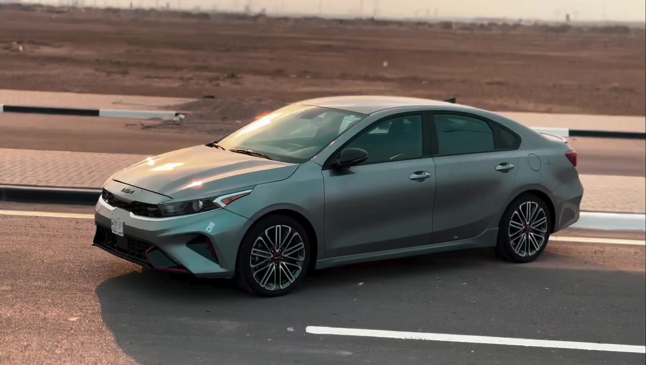 السلام عليكم 
كيه فورتي رياضي تيربو مديل ٤ وشرين سياره ما ماشيه جديده حداده تبريد فول الساره ما عده الفتحا رادرات حساسات تحكم ستيرن تحكم قياده تشغيل عن بعد الساره فول كلشش وارد مريكم حادثها بس بنيد فقط رايدها 145 بدون رقم الساره 
رقم تلفوني ***********
