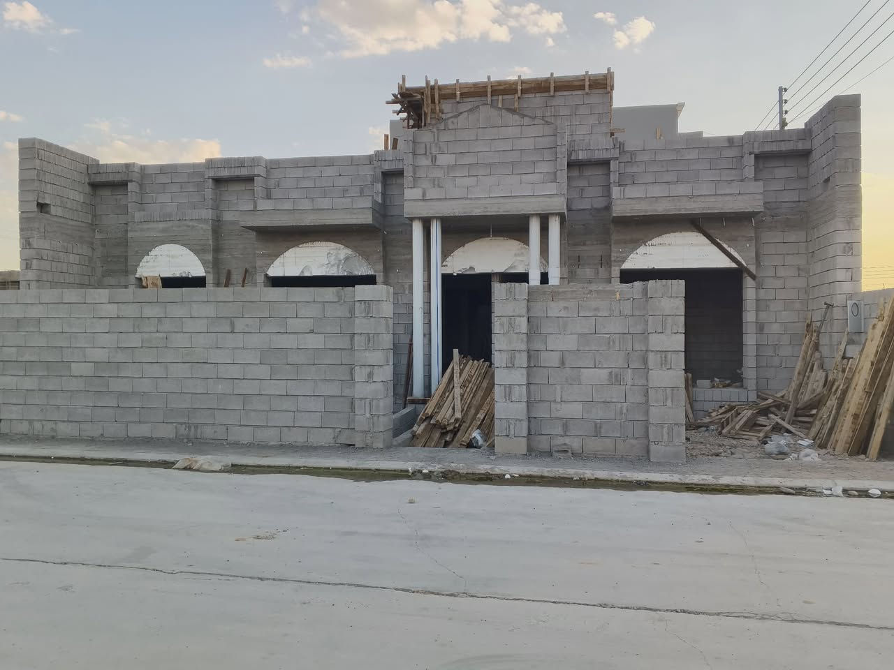 هيكل للبيع مساحة ٢١٠ متر ركن واجهة ١٦ العمق ١٣ واجهة كلاسك يتكون من غرفتين نوم كبيرة وهول كبير واستقبال كبير ومطبخ ومشتملات داخلية وخارجية مع حديقة بمساحة ٩×٤ وكراج سيارة بيتونة ستائر سياجات قصطل كامل 
العنوان مجمع نوبل الثاني خلف الملعب شوراع صب  ماء كهرباء 
السعر ٤٦ مليون وبي مجال 
***********
