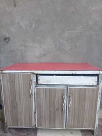 ميز طباخ • نضيف وقوي • جرارته تحتاج ترتيب