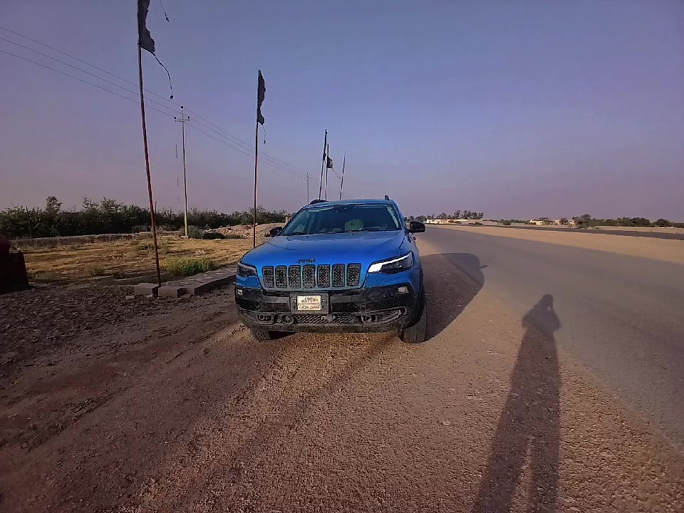 السلام عليكم من رخصة الادمن 🌓
سيارة جيب شيروكي (المعروفة محلياً في العراق باسم "بزون") بفئة تريلهوك (Trailhawk) موديل 2022 هي النسخة المخصصة للطرق الوعرة والقاسية. 

Fresno Chrysler Dodge Jeep RAM
 +1
إليك كامل المواصفات التفصيلية للسيارة:
⚙️ المحرك والأداء (المواصفات الميكانيكية)
المحرك: يأتي بسعة 3.2 لتر (Pentastar V6) سداسي الأسطوانات (6 سلندر).
القوة الحصانية: تولد السيارة 271 حصان.
عزم الدوران: يصل إلى 324 نيوتن/متر.
ناقل الحركة (الكير): أوتوماتيكي متطور من 9 سرعات (نمر).
نظام الدفع: دفع رباعي مستمر (4x4 / فور ويل) مجهز بنظام (Jeep Active Drive Lock) المخصص للظروف الصعبة مع قفل دفرنش خلفي (Diff-Lock).
وضعيات القيادة: نظام (Selec-Terrain) الذي يوفر 5 وضعيات قيادة تناسب جميع التضاريس (صخور، رمال/طين، ثلوج، رياضي، أوتوماتيكي). 

Cartea UAE
 +4
🌲 التصميم الخارجي والصلابة
الشكل والهيكل: تتميز فئة التريلهوك بارتفاع أعلى عن الأرض مقارنة بالفئات العادية لتسهيل عبور الصخور والمياه.
الإطارات والويلات: جنوط (ويلات) ألمنيوم مخصصة للطرق الوعرة قياس 17 إنش مع إطارات خشنة (All-Terrain).
الخطافات الهجومية: تحتوي على قلابات سحب بلون أحمر مميز في الأمام والخلف.
الحماية السفليّة: ألواح حديدية (تصفيح سفلي) لحماية المحرك وخزان الوقود من الصدمات.
الإضاءة: مصابيح أمامية زينون أو LED متطورة مع كشافات ضباب، وإشارات بالمرايا الجانبية المزودة بهيترات (تدفئة). 

Fresno Chrysler Dodge Jeep RAM
 +2
🛋️ المقصورة الداخلية والرفاهية
المقاعد: كشنات جلد طبيعي أصلي، مع تحكم كهربائي للمقاعد الأمامية.
الشاشات: شاشة وسطية لمس كبيرة قياس 8.4 إنش تدعم أنظمة آبل كاربلاي (Apple CarPlay) وأندرويد أوتو (Android Auto) ونظام الملاحة (GPS)، بالإضافة إلى شاشة رقمية ثانية في لوحة العدادات لعرض أعطال ومعلومات السيارة.
التبريد: تكييف مركزي قطعتين (أمامي وخلفي).
التشغيل: تشغيل السيارة عن بعد بواسطة الريموت، وبصمة تشغيل (دكمة) وبصمة أبواب.
إضافات أخرى: فتحة سقف (بانوراما في بعض النسخ)، ستيرن متحرك ومطعم بالجلد مع تحكم كامل، نقطة كهرباء منزلية (بلك سويتش) في الخلف، وجنطة خلفية تفتح وتغلق كهربائياً. 

Auto123
 +3
🛡️ أنظمة الأمان والرادارات
تعتبر سيارة البزون تريلهوك 2022 مدججة بالتقنيات الأمنية لحماية الركاب:
الوسائد الهوائية: تحتوي على 12 وسادة هوائية (إيرباك) لحماية كاملة لجميع الركاب.
الرادارات: رادار أمامي لتجنب الاصطدام، ورادارات جانبية للمساعدة في البقعة العمياء.
حساسات وكاميرا: حساسات أمامية وخلفية مع كاميرا خلفية دوارة ونظام مانع الاصطدام الذاتي عند الرجوع للخلف.
الأنظمة الذكية: نظام الحفاظ على المسار، مثبت السرعة الذكي، مانع الانزلاق (ABS + TCS)، والسيارة سعرها  عارقم الموجود وهاي جميع مواصفاتها ماعدا ألفتح للاستفار عن التفاصيل الرقم موجود *********** هاذا رقم صاحب السيارة وشكرأ للجميع
