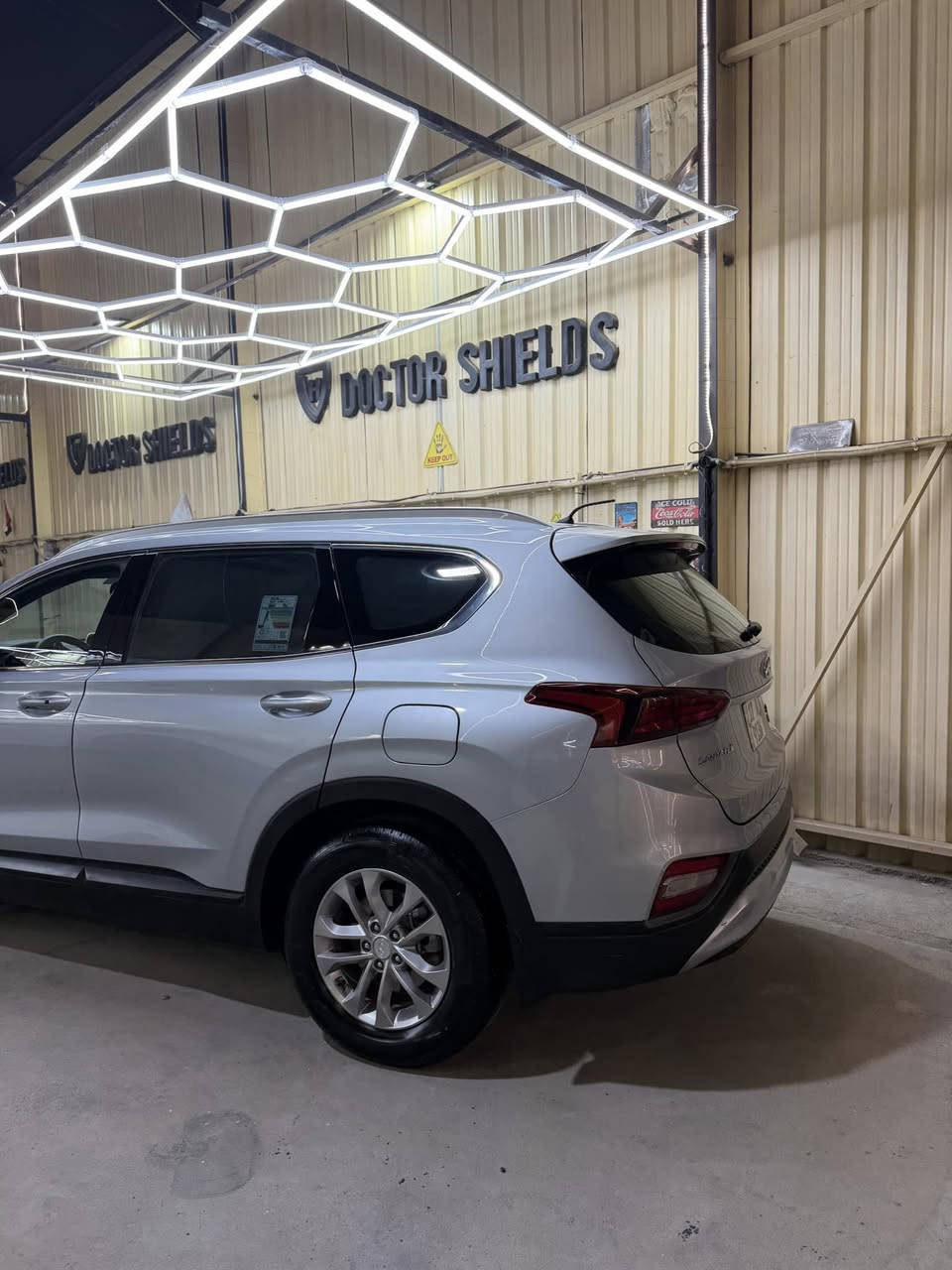 للبيع هيونداي سنتافيا 2019 خليجي 

• مكينة 3.5 V6 قوية وناعمة
• وارد خليجي
• دبل (AWD)
• جير أوتوماتيك 8 سرعات
• شاشة كبيرة مع نظام ملاحة (Navigation)
• كاميرا خلفية مع حساسات أمامية وخلفية
• تشغيل بصمة ودخول ذكي
• كراسي جلد كهربائية مع التدفئة والتبريد
• تحكم بالسكان ومثبت سرعة
• مرايا كهربائية مع طي كهربائي
• أضوية LED ونهارية
• فتحات تكييف وتبريد للصفين الثاني والثالث
• جنوط وكالة
• 3 صفوف (7 ركاب)

📊 الممشى: 80,000 كم فقط.

ملاحظات:
• جاملغ مصلح
• البَنيد مبدل أصلي
• الفحص مرحب به

السيارة استخدام شخصي ونظيفة جداً، والمحرك والشاصي بحالة ممتازة ولا تحتاج أي صرف.

🚗 السيارة باسمي وتحويل ثاني يوم
السعر (185) وبيها مجال 
الرقم :***********
