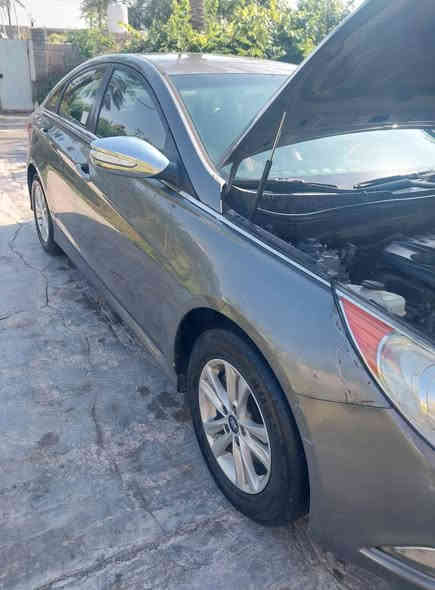 سوناتا موديل ١٤ وارد امريكي ظررها بسيط سيارة جاهزة وجديدة مكينة ٢٤٠٠ ماشية ١٦٠ الف تخم تاير جديد كامرة خلفية بلادية تبريد ثلج كشن كهربائي تدفئة كشنات تحكم ستيرن  اشاير بالمري مانع نزلاق السعر ١٢٥ وبيها مجال قليل ***********
