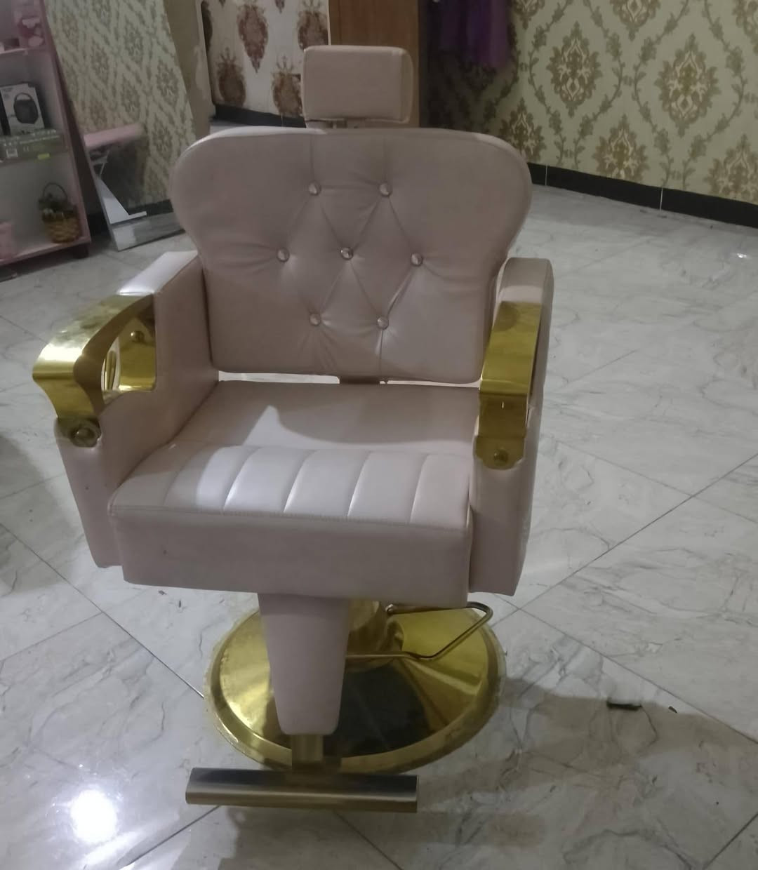 السلام عليكم اغراض صالون للبيع صارلي شهر من اشتريتهن بغداد الرقم ***********

