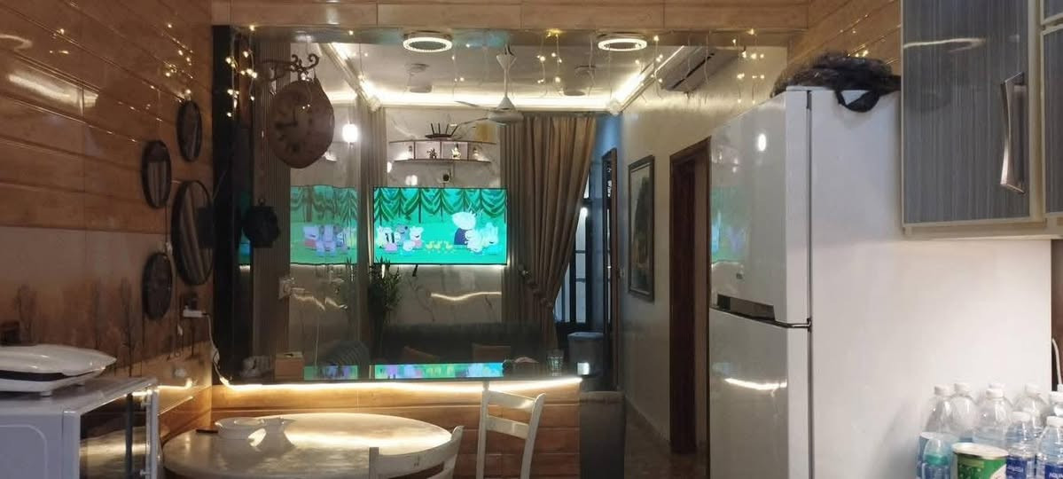 بيت للايجار بمساحه 100متر 
🛑يتكون من مدخلين وطرمه واستقبال و هول 2غرف نوم  ومطبخ وخدمات .. كذالك يحتوي ع تقنيه الغاز وماطور الماء  بلحايط من ضمن البيت  ولبيت مجهز بأنارة حديثه الكهرباء خطين 24ساعه مشتغله ..

ايجارة 700 وبي مجال 
————————————————————————-
🛑موقعه : الشعب شارع الأسواق المركزية حي الضباط ..

للاستفسار ❗️
*********** / ***********
