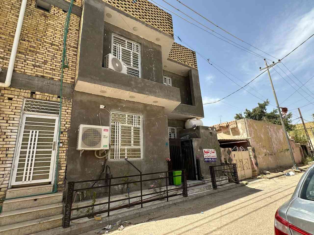 السلام عليكم 
بيت طابقين طابو صرف بسمي المساحه 100م الذياب الارضي استقبال صحيات خارجيه مطبخ صاله غرفه كبيره صحيات داخليه ومنور الطابق الاول غرف عدد 3 صاله صحيات بناء حديث صطح شتايكر شغل درجه اولى شرط موب البيت ناصريه الاسكان الصناعي شارع الجامع فرع اسواق العصمي للأستفسار ***********
