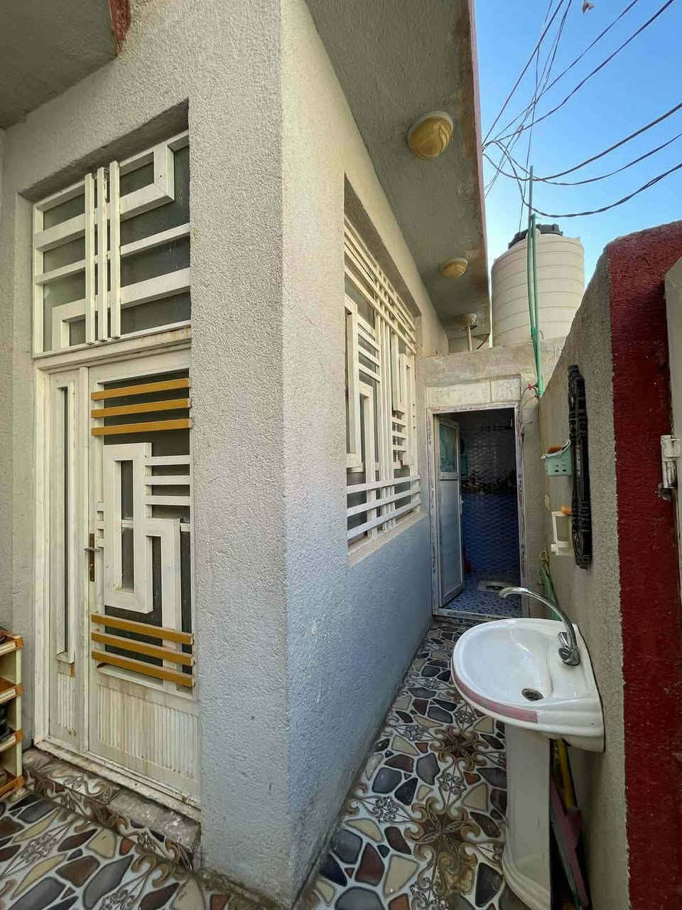 🏠 دار للإيجار
غرفــة وصالــة كبيرةمطبخ  (حار وبارد)2حمام 
 استقبال
 طارمة
المساحة: 120م
 يبعد على الشارع 300 م عن الشارع العام
 عامود: 110
الإيجار: 350الف 

📞 للاستفسار ***********
