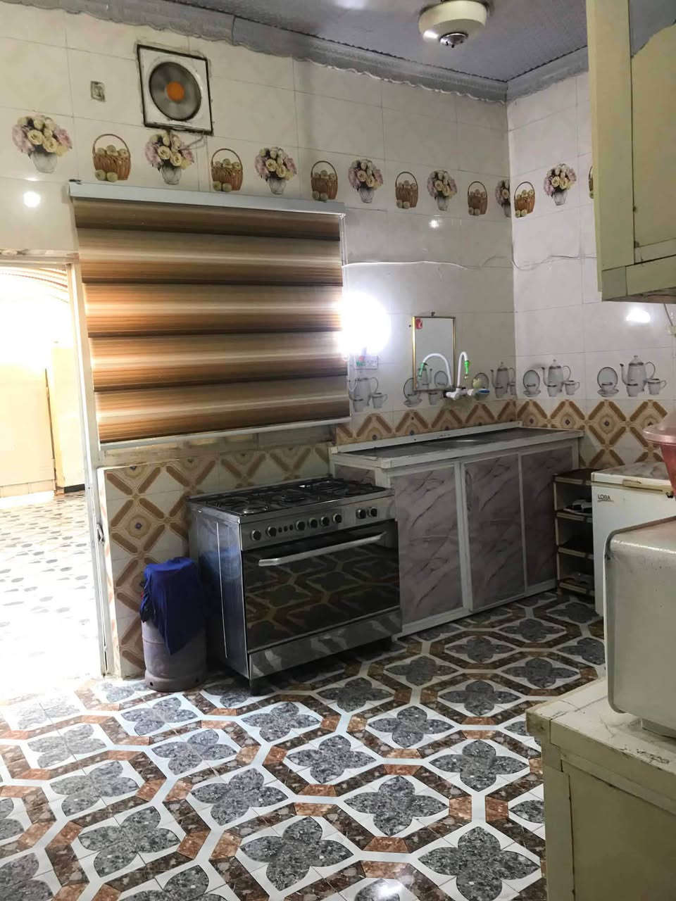 سلام عليكم دار للبيع المساحه 200 متر طابو زراعي البناء طابوك وبلوك درجه أولى السقف اعكاده/ المكان المعاره السيطره خلف الحسينيه يبعد عن الشارع 150 متر /يتكون البيت غرفه وحده / استقبال / صحيات داخل وخارج/ مطبخ / صالة / ممرات ثنين / حديقه / كراج سياره / البيت كامل ما عوزه شي السعر اتصل او خاص /***********
