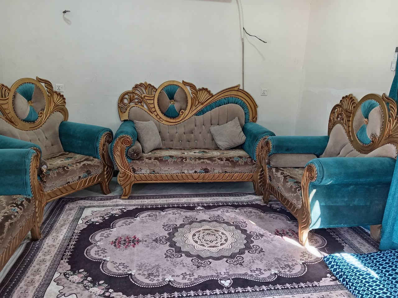 تخم ملكي 5قطع وعشر مقاعد و6كوشات +برده السعر 400وبي مجال +الرقم
***********
