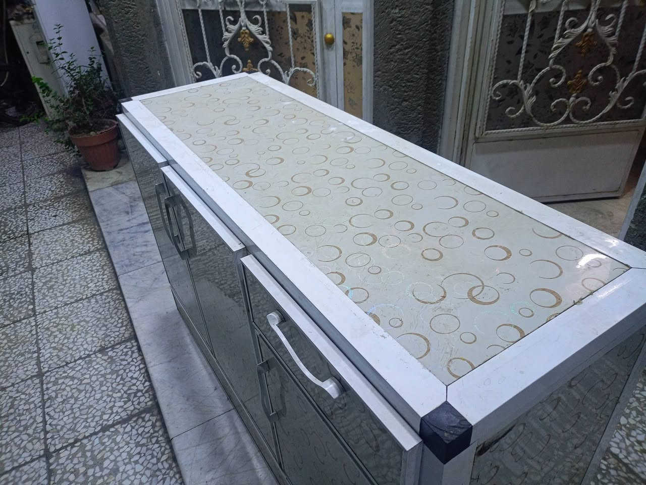 عندي هاذا الكاونتر للبيع نظيف فقط هاذا الباب خالع وموجود السعر 200 الف وبيه مجال بغداد مدينة الصدر ت ***********
