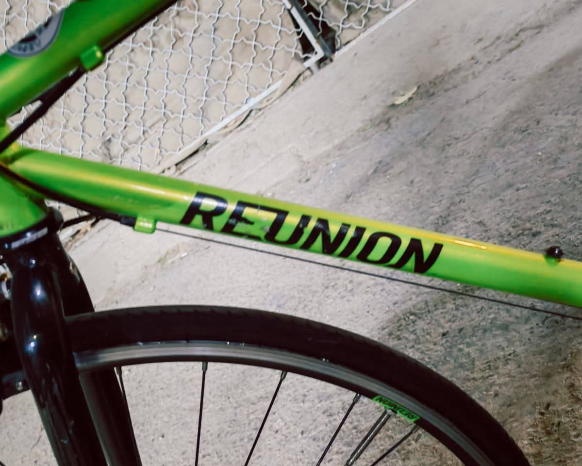 السلام عليكم بايسكل REUNION رياضي  من أفضل 5شركات بالعالم  ويتميز فيه اربع بريكات ومن خلال يده البريك يتحول العكرب ولون مميز موديله 2022 نضام وسستم حديث البايسكل مابي اي نقص السعر 250 للاستفسار الاتصال على ***********
***********
