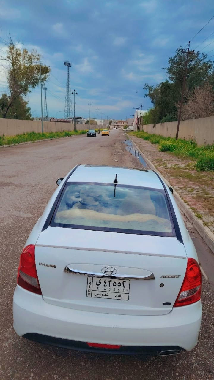 اكسنت خليجي موديل 2011 فول فتحه اشاير بلمري بيها بابين وجاملغ خلفي بدون دواخل ابيع صفحه البجم كبس الحوض كبس ولا طخه وصور الحادث موجوده عندي الصدر جديد قبل شهر مبدل وتخم تاير جديد سيارة جاهزه بسمي ماشية 180 مكاني كركوك *********** السعر 75 وبيها مجال ان شاء الله
