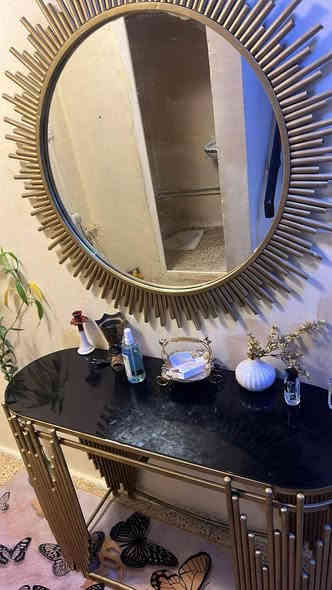 غرفه مليون 100 
والغرفه مال جهال 300 
المرايه مدخاليه 100
 الطبلات 90
 التخم 800
الميز طعام 100
ميز تلفزيون 100

*********** مكانهن بالشقق مال الصحة
