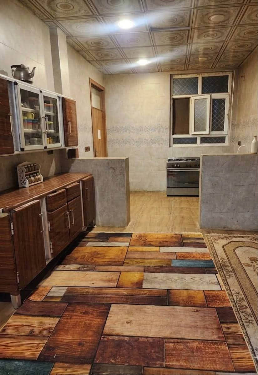 السلام عليكم - مكلف بالنشر
التواصل مباشرة مع صاحب الدار 📞
 *********** 📱

بيت للبيع مساحة 200 متر 🏡
يحتوي 4 غرف نوم واسعة
2 منهن ماستر ✨
4 حمامات
صالة واسعة بالطابق الاول + صالة واسعة بالطابق الثاني
مطبخ واستقبال وحديقة وكراج 🌳🚘
السطح ايزوكام ☀️
شبابيك دبل جام عزل
حمام خارجي + مخزن بالسطح
بناء حديث 2023 🏗️
الموقع حي الفرات شارع الصب قرب عمارة ابن عطية ثالث بيت عن الشارع العام 📍
