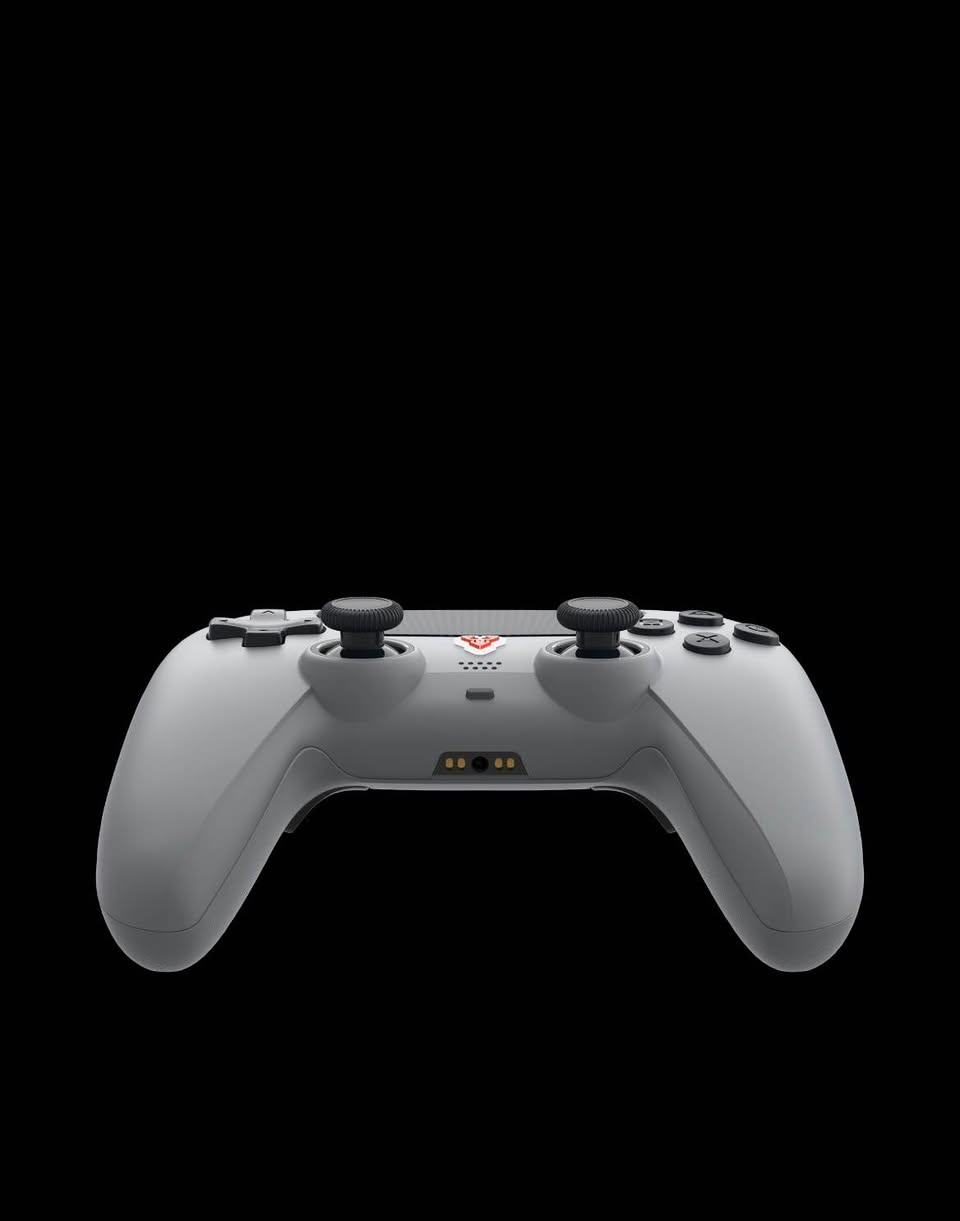 � 
أنظمة الاتصال (Connectivity)

الكنترولر يدعم نوعين رئيسيين من الاتصال:

1. 
الاتصال اللاسلكي

 • يستخدم تقنية Bluetooth 5.3
 • يوفر استقرار أعلى مقارنة بالإصدارات القديمة (مثل 4.2 أو 5.0)
 • زمن تأخير منخفض (Low Latency)
 • استهلاك طاقة أقل أثناء التشغيل

2. 
الاتصال السلكي

 • عبر منفذ USB Type-C
 • يوفر اتصال مباشر بدون تأخير
 • مناسب للألعاب التنافسية
 • يشحن الجهاز أثناء الاستخدام

🎮 
التوافق (Compatibility)

يدعم الكنترولر أنظمة متعددة بشكل رسمي:

 • PlayStation 5
 • Windows PC
 • Steam
 • Android
 • iOS
 • macOS

وهذا يجعله جهاز شامل يمكن استخدامه على أكثر من منصة بدون الحاجة لتبديل كنترولر.

🎯 
نظام الأزرار (Button System)

🔘 عدد الأزرار:

 • يحتوي على 21 زر

🔘 نوع الأزرار:

 • أزرار أمامية من نوع Membrane
 • تعطي ضغط ناعم وصامت نسبيًا
 • مناسبة للاستخدام الطويل

🔘 الأزرار الخلفية:

 • عددها 12 زر قابل للبرمجة (Macro)
 • يمكن تخصيصها لتنفيذ أوامر مختلفة
 • تدعم تخزين إعدادات متعددة

🕹️ 
الأنالوغ (Analog Sticks)

🔹 التقنية:

 • Hall Effect

🔹 الخصائص:

 • تعتمد على المجال المغناطيسي بدل الاحتكاك
 • تقلل احتمالية حدوث Stick Drift
 • عمر افتراضي أطول من الأنالوغات التقليدية
 • دقة أعلى في تتبع الحركة
 • استجابة خطية أكثر ثباتًا

🎯 
التريغرز (Triggers – L2 / R2)

🔹 التقنية:

 • Hall Effect

🔹 المواصفات:

 • قراءة دقيقة لمستوى الضغط (Analog Input)
 • استجابة تدريجية
 • عمر أطول بسبب غياب الاحتكاك الميكانيكي

⚡ 
الأداء (Performance)

📡 Polling Rate:

 • 250Hz سلكي
 • 250Hz لاسلكي

📡 معنى ذلك:

 • يتم تحديث الإشارة 250 مرة في الثانية
 • يعادل تأخير منخفض نسبيًا (~4ms)

🔋 
البطارية (Battery)

🔹 السعة:

 • 1000mAh (Li-ion)

🔹 مدة التشغيل:

 • تصل إلى 10 ساعات

🔹 الشحن:

 • عبر USB-C
 • يدعم الشحن أثناء اللعب

📏 
الأبعاد والوزن (Dimensions & Weight)

 • الطول: 160 mm
 • العرض: 108 mm
 • الارتفاع: 69 mm
 • الوزن: حوالي 291 غرام

🎮 
الحساسات (Sensors)

🔹 Gyroscope:

 • مستشعر حركة داخلي
 • يستخدم في الألعاب التي تدعم التحكم بالحركة

🖐️ 
لوحة اللمس (Touchpad)

 • مدمجة في الجزء الأمامي
 • تدعم الإيماءات
 • متوافقة مع ألعاب PS5

🔊 
الصوت (Audio Features)

 • منفذ 3.5mm Jack
 • يدعم سماعات الرأس
 • يحتوي على Speaker داخلي

🔌 
الطاقة (Power Input)

 • الجهد: 5V
 • التيار: 500mA

🎨 
التصميم والخامات (Design & Build)

 • هيكل بلاستيكي عالي الجودة
 • سطح مقاوم للانزلاق
 • توزيع وزن متوازن
 • تصميم مشابه ليد PS5

🎯 
الأنظمة الداخلية (Internal Systems)

 • نظام معالجة إشارات سريع
 • استجابة فورية للأوامر
 • دعم تعدد الأوضاع (Modes)

💡 
الإضاءة (Lighting)

 • إضاءة LED مدمجة
 • مؤشرات حالة التشغيل والاتصال

📦 
محتويات العلبة (Box Contents)

 • الكنترولر
 • كيبل USB-C
 • كتيب التعليمات
 • بطاقة ضمان

📊 
الخلاصة التقنية

 • Hall Effect في الأنالوغ + التريغر
 • Bluetooth 5.3
 • 250Hz Polling Rate
 • 21 زر + أزرار Macro
 • بطارية 1000mAh
 • دعم منصات متعددة
 • Gyro + Touchpad + Audio بغداد, العراق


**إذا كنت صاحب هذا الإعلان وتريد حذفه لأي سبب، رجاءا أرسل رسالة إلى الدعم الفني**