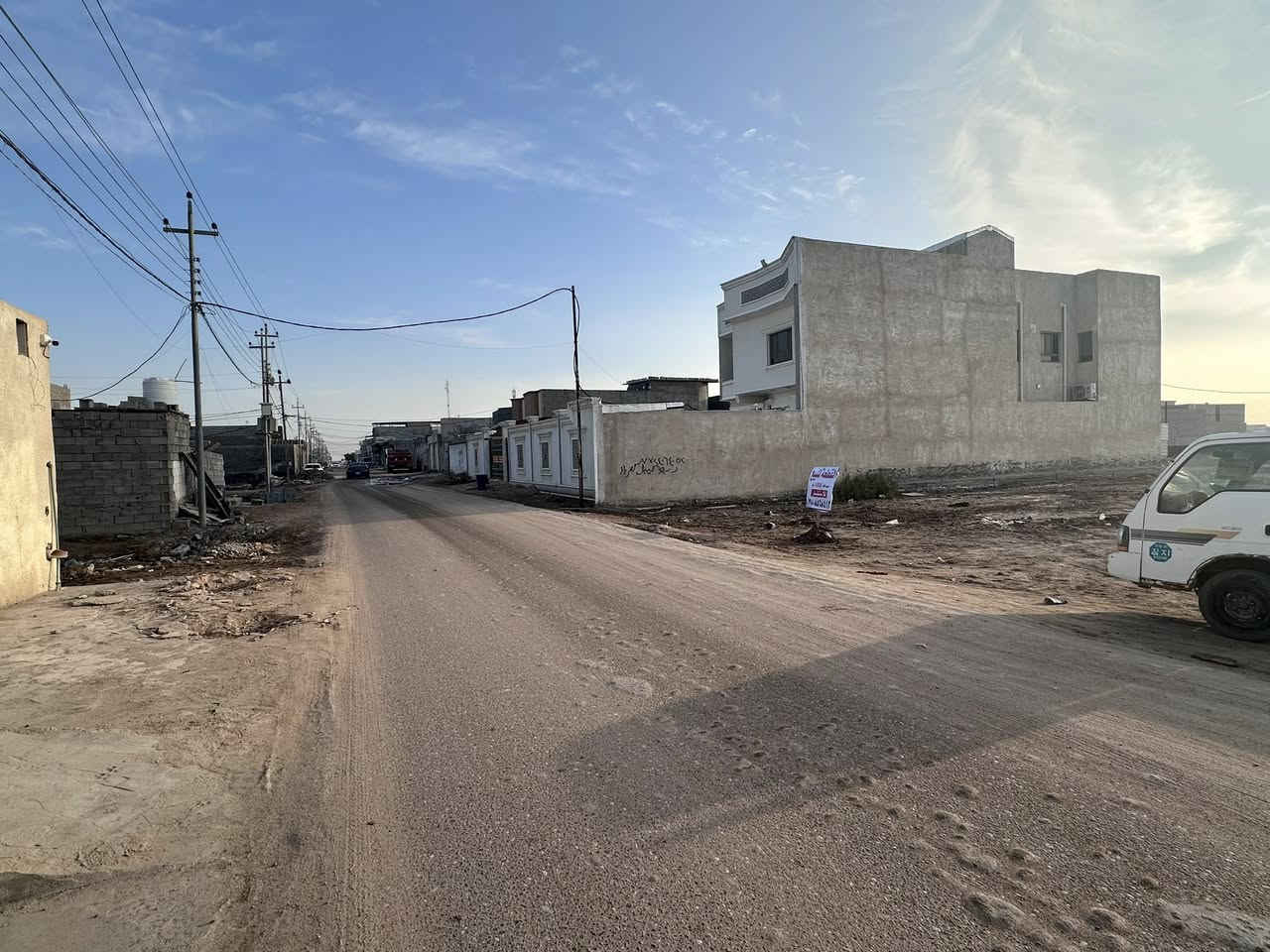 للبيع قطعه 1000 مفوض بالطابو زراعي واجهه 25 و نزال 40 متر للبيع على شارع حي الامير الرئيسي التبليط 12 متر الرابط الصالحيه بشارع الشلامچه و خلفها شارع فرعي مكان مميز تصلح سكن  بناء فلا او مخازن او تتقطع إلى قطع  لسكن اخوان للبيع بسعر مناسب التواصل واتساب *********** فقط متوفر و ماسنجر
