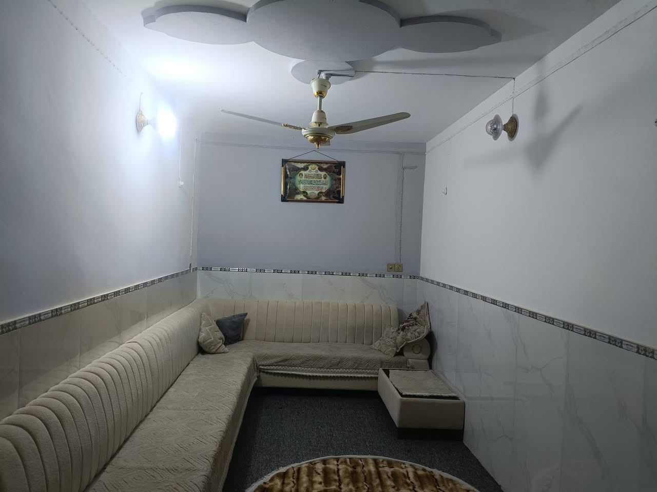 دار للبيع  100 متر طابق واحد
نجف حولي قرب شارع 30 خلف الملعب
1-يحتوي على استقبال+صالة+غرفة+مطبخ+حمامات 
2- البيت عكادة نضيف مثل ماموضح بالصور
3- السعر 75 مليون
الاتصال على الرقم ***********

