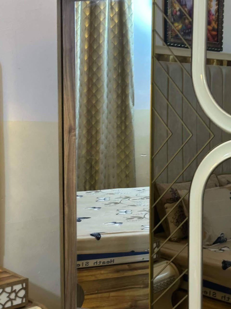 السلام عليكم  غرفه للبيع تركيه ضخمه نضافه 100/100 المكان بغداد  مكلف بنشر اتصال ***********
