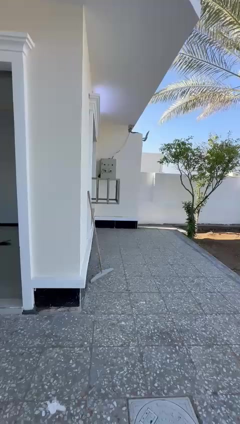 ⸻
🏡 دار للبيع – فرصة مميزة
من الصرح العقاري

📍 العنوان:
الشيخ حمد – شارع البوجميل
قرب جامع أبو ياسر

📄 الملكية: ملك صرف
📐 المساحة: 500 متر مربع
🏗 الحالة: بناء قديم مترمّم

🔹 يتكوّن المنزل من:
 • صالة
 • مطبخ
 • هول داخلي
 • غرف نوم (عدد 2)
 • حمّام
 • مرافق
 • صحيات خارجية

💰 السعر: 130 مليون دينار
🔻 قابل للتفاوض

📞 للاستفسار والتواصل:
حيدر الساعدي 
📱 اتصال أو واتساب ***********
