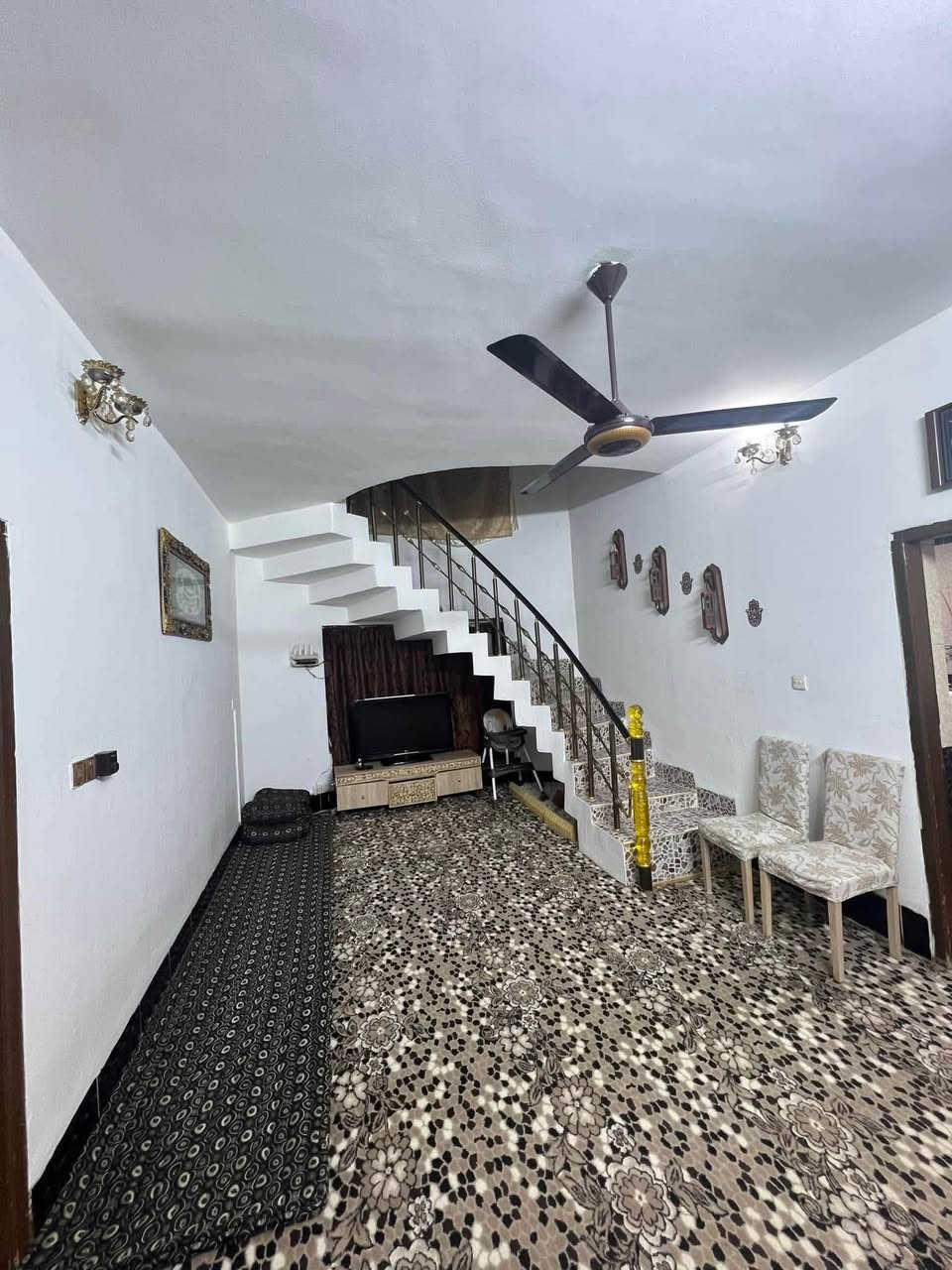 للبيع
تسعين يم كراج بغداد قرب شارع المطار
المساحه ٢٠٠م ركن زراعي واجهه ١٠عمق ٢٠ يتكون 

غرفتين نوم 

غرفه استقبال 

هول داخلي 

مطبخ +٢ صحيات 

كراج كبير +بيتونه كبير

***********

***********
