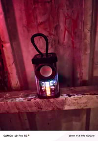 مكبر صوت صغير مع أضواء LED ملونة، مثالي للاستخدام الخارجي أو في الجلسا...