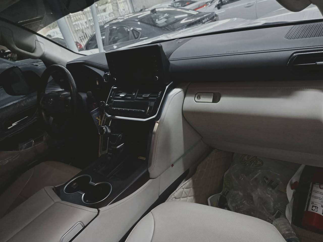 السلام عليكم غوالي لاندكروز 2022 السياره مكفوله من صبغ وبارد بيه رصعتين بل باب ملاعب بيهن موجده بل صور ساز ماشيه 70  مواصفات تطبيق 3 شاشات معروفه الموصفات فول السعر 610 بيه مجال مكان بغداد الكريعات الاتصال ***********
