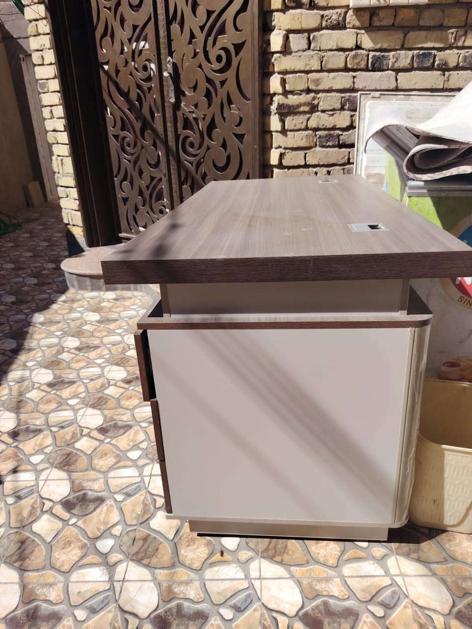 ميز مكتب للبيع ..!
أستخدام جداً قليل 
جديد ومابي اي خلل .
0 782 471 5538
