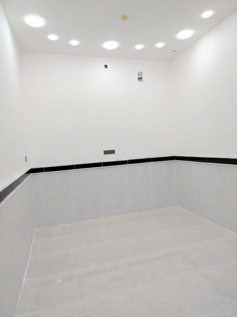 دار للبيع المساحة 100م طابو صرف في حي الغدير على ساحة السعر 90 وبيها مجال اتصال ***********
