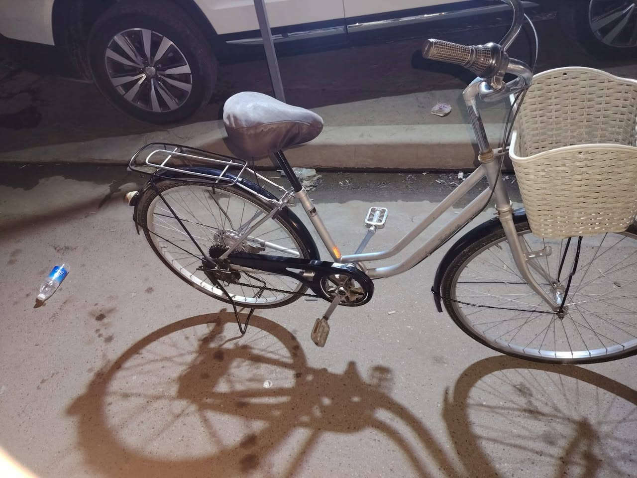 سلام عليكم بايسكل بناتي للبيع حجم 26 عكرب كله شغال كير بريك كامل مكاني بغداد شهداء  السعر 65 وبي مجال للطيبين للاتصال على *********** متواجد واتساب ومازنجر ومستعجل عل بيعته أو مراوس
