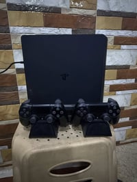 من رخصت الادمن بلي 4 سلم ذاكره 500 ويا 3 اقراص وثنين جوستكات وجهاز شحن...