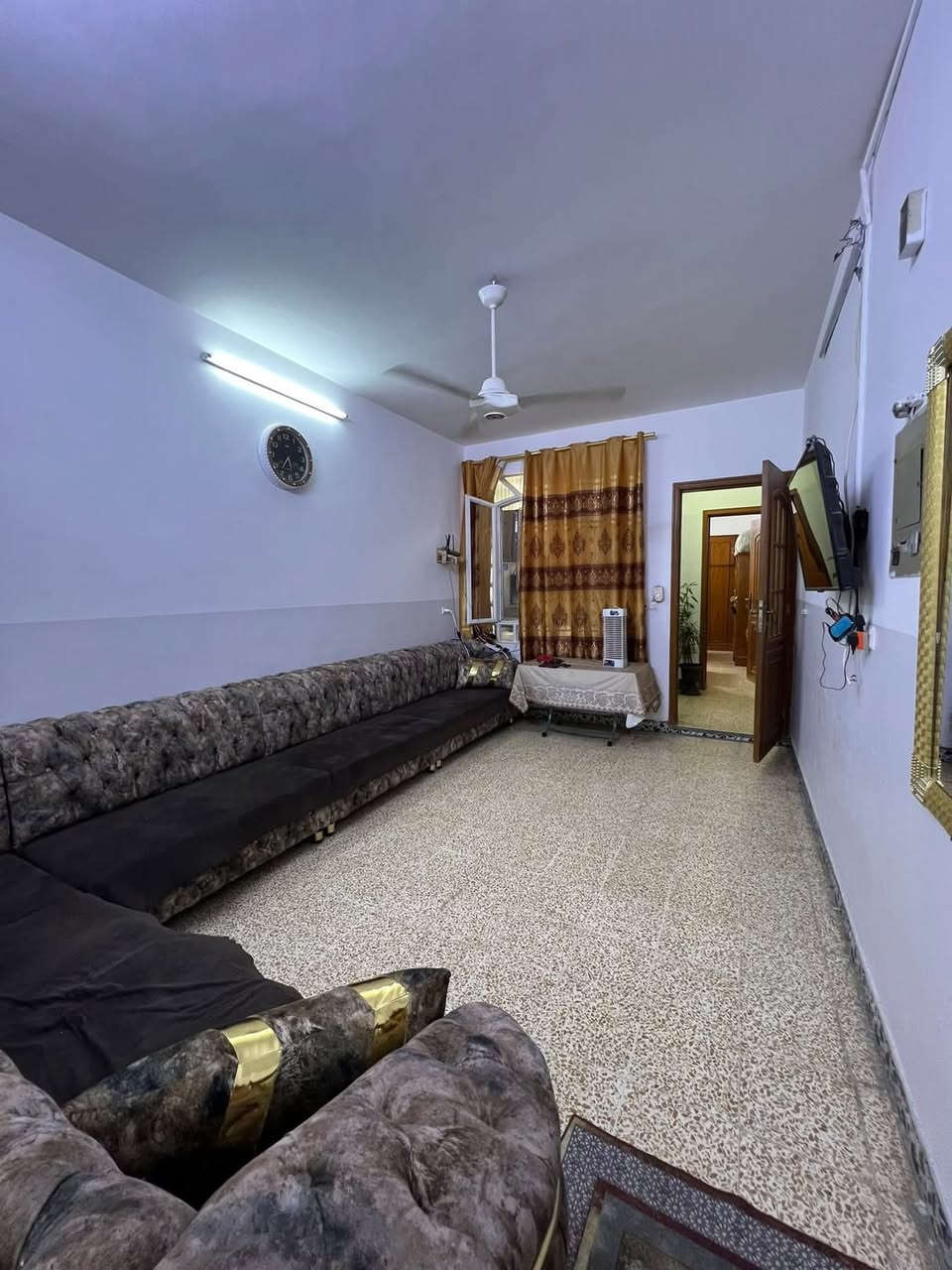 السلام عليكم بيت 150متر للبيع واجهة 7.5 عمق 20ملك صرف 

الموقع:حي العامل خلف جامع الأغوات 

استقبال+مطبخ+هول+صحيات +غرفتين+بيتونه8امتار 

لتفاصيل اكثر اتصل عل رقم

***********
