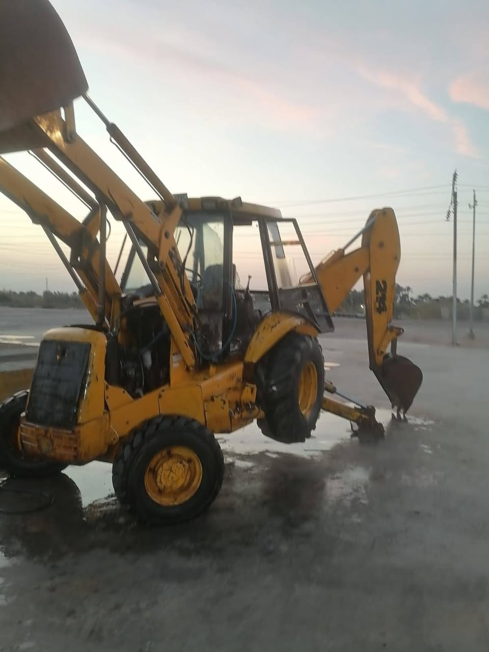 السلام عليكم 
للبيع حفاره جي بي سي موديل ١٩٩٨
رقم بغداد الماني حفاره جاهزه للعمل عنوان واسط النعمانيه ***********
***********
