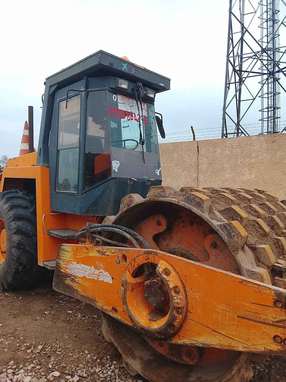 للبيع حادلهBOMAG213 
مكان واسط العزيزيه 
مكينه جاهزه في موقع العمل 
السعر 3شدات  ونص وبيه مجال 
 اتصال***********8
