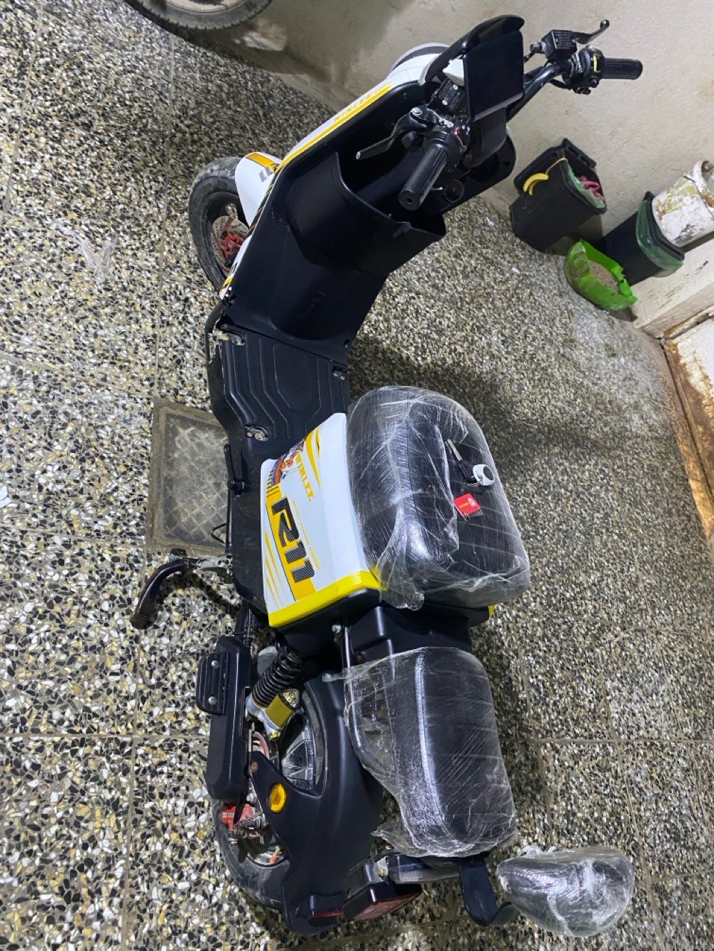 سلام عليكم دراجه R11 موديل 2025 خمس بطاريات البطاريه الوحده 32 امبير دراجه حلو ونضيفه بس بيه هذا كسر كدامك سعر 490 وبيه مجال عنواني البصره الصالحيه ‏ 