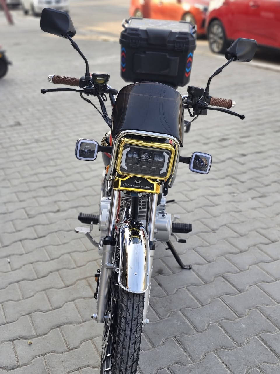 السلام عليكم دراجة سيفان لون اسود  ٢٠٠ سيسي   دراجه زيروو وكاله ماشيه 622 كيلو استعمال شخصي الدراجة تجي بصمتين تشغيل عن بعد سويج سجينه وسماعات بلادية بالشاشة الدراجة كل نقص مابيها فقط الزنجيل يطخ بالواقيه دهن جديد امزويل مبدل قبل يومين كلشي متصرف  عليها السعر ٩٢٥ وبيها مجال للشراي العنوان الشعب 
***********
