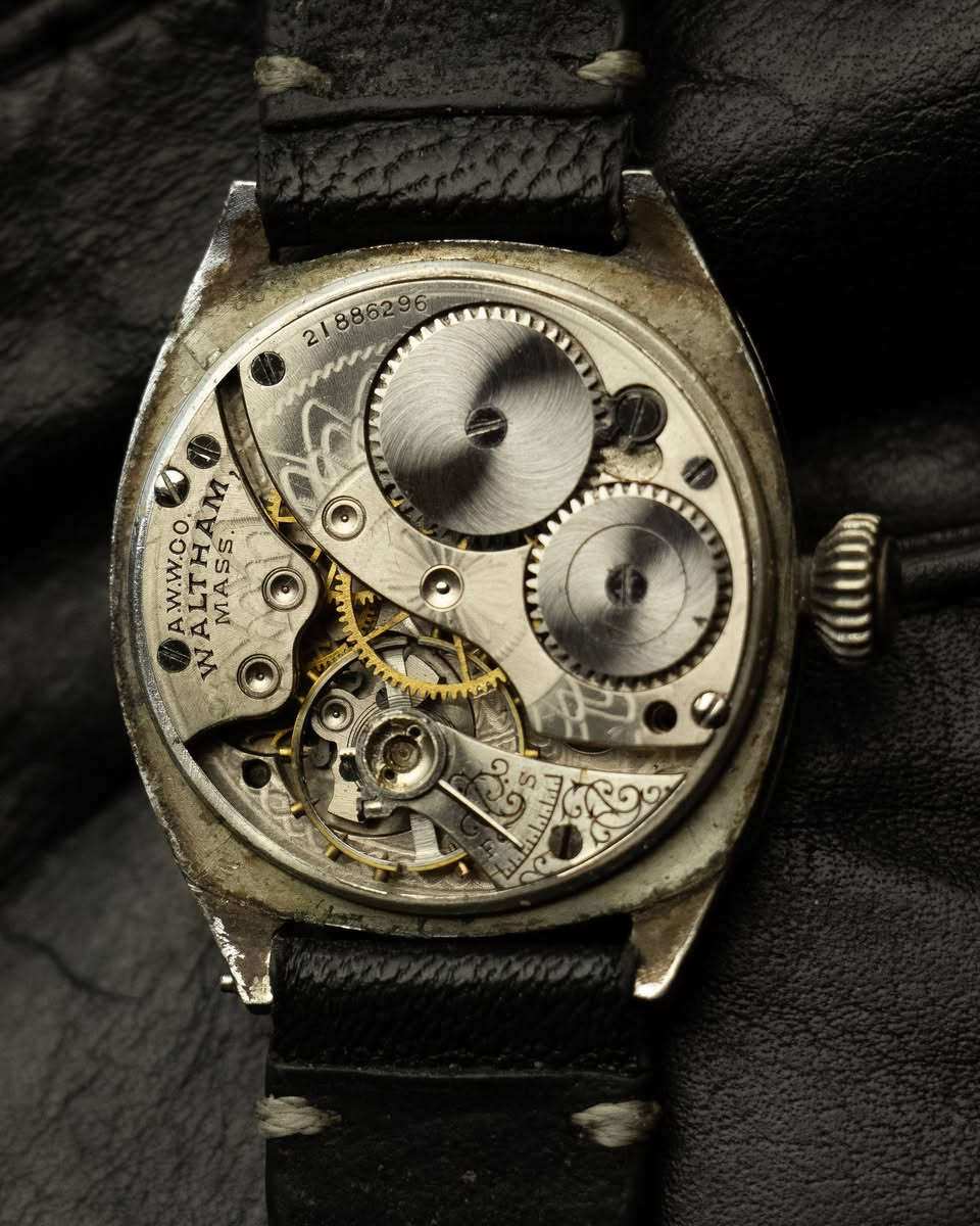 وولثام فنتج انتاج 1920 USA آرت ديكو
قطعه وحيده بالعراق حصرا 💫💫💫
قطر الساعه 34mm
وقت مضبوط 
زمبلك مميز 
نظام الساعه ميلين 
ماكنه الساعه من تصنيع شركه وولثام نفسها 
نظام الماكينه نصب تكويك 
ملاحظه هامه 
شركه وولثام امريكيه الاصل
توقفت عن الإنتاج في منتصف خمسينات القرن العشرين
مهتم بالسعر راسلني خاص او أتصل 
***********
واتس آب
