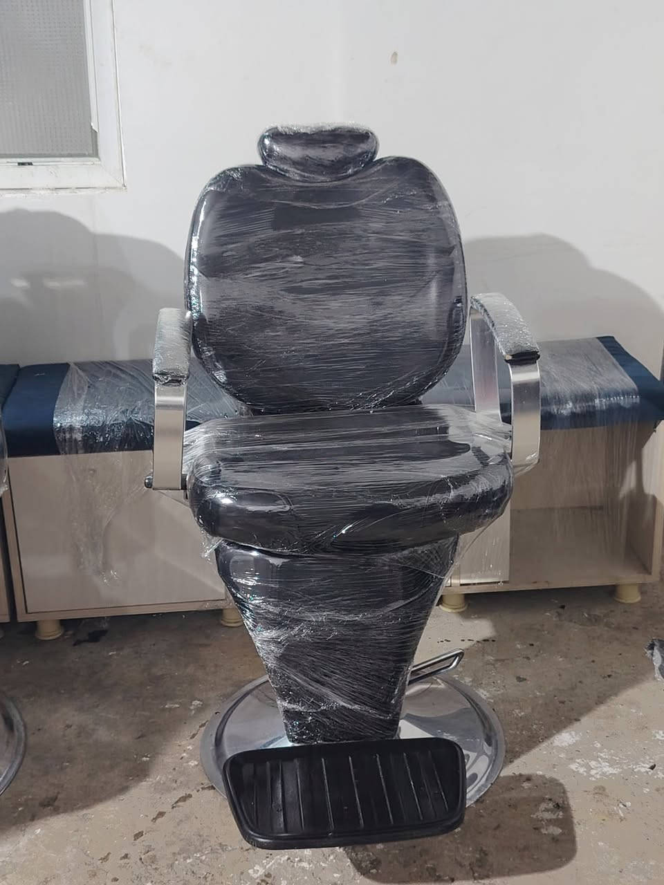 كراسي حلاقه للبيع مكان الموصل 
***********
