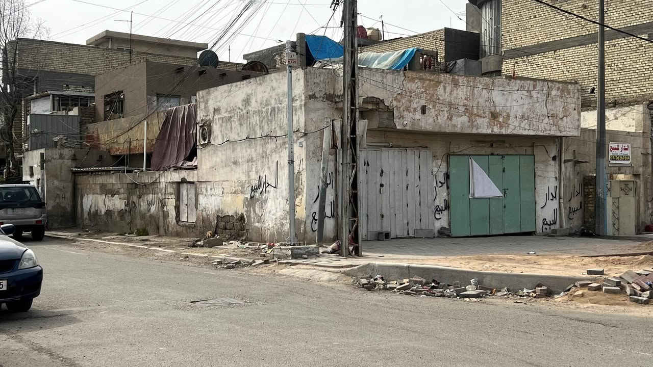 بيت يصلح مجمع تجاري او مجمع طبي / ركن قطاع ٥٠  يقع على شارع ٦٠ وشارع ١٥ الفاصل بين الاورفلي وقطاع ٥٠/ المساحة ٢٨٨م (١٨× ١٦) / اصله بيتين موحدات بسند واحد كل بيت ١٤٤ م واحد طابقين والركن طابق واحد يحتوي على محلين وبلامكان إضافة ٤ محلات / يحتوي على ٨ غرف وصحيات وحمامات ثلاثة / السعر ٥٧٥ / يمكن بيع كل بيت ١٤٤ م وحسب الاتفاق للإستفسار اكثر *********** ابو محمد بغداد, العراق
